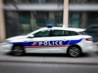 Около Парижа мужчина с ножом напал на прохожих