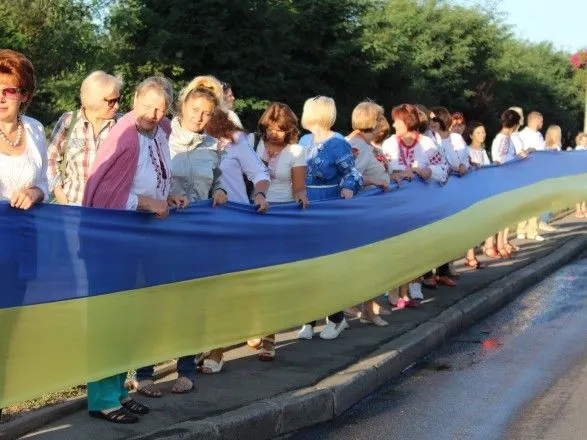В Киеве развернули рекордно длинный флаг Украины