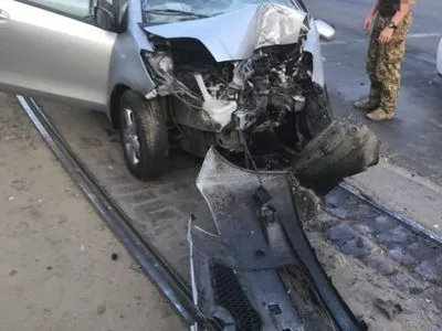 В Одессе автомобиль врезался в опору: погибла женщина