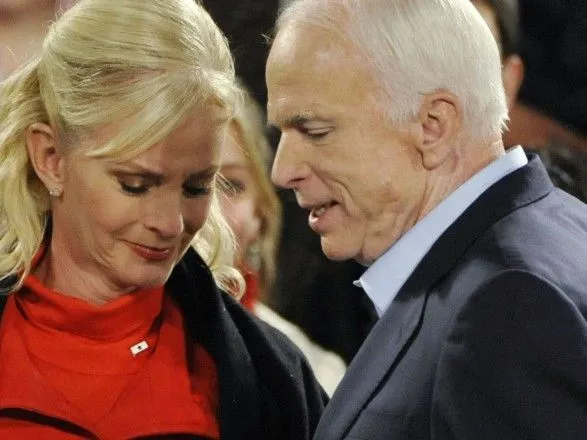 Жена Маккейна прокомментировала его решение прекратить борьбу с раком