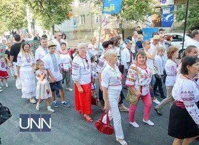 Жители Кропивницкого в вышиванках прошли по центральной улице города