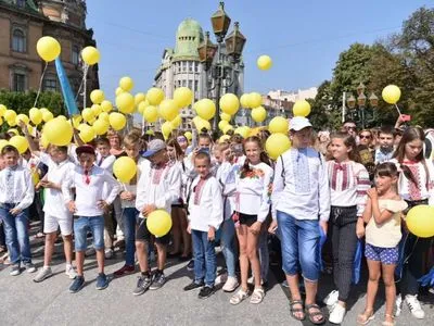 В центре Львова образовали "живую" карту Украины