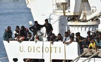 Санитарные службы разрешили 16 мигрантам сойти с заблокированного в Италии судна