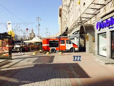 В Киеве на Крещатике произошел пожар, на месте работают спасатели