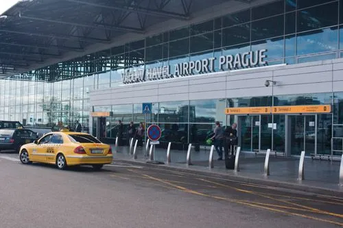 Из самолета в Праге эвакуировали почти 100 пассажиров