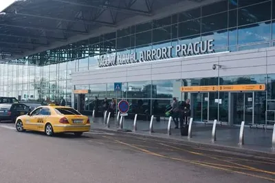 З літака в Празі евакуювали майже 100 пасажирів