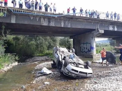 Легковик впав з мосту на Львівщині