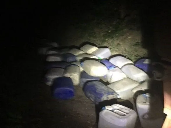 На кордоні з Молдовою вилучено понад 40 каністр спирту