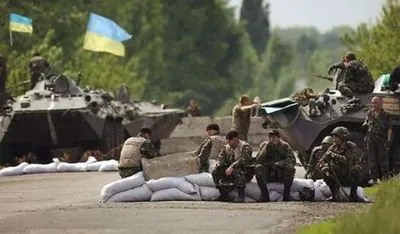 Порошенко: войну в 2014 году помогли остановить украинские дипломаты