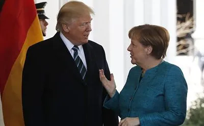 Трамп і Меркель по телефону обговорили ситуацію в Україні