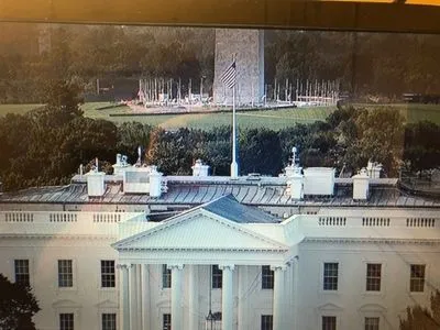 Белый дом вновь поднял флаг после смерти Маккейна