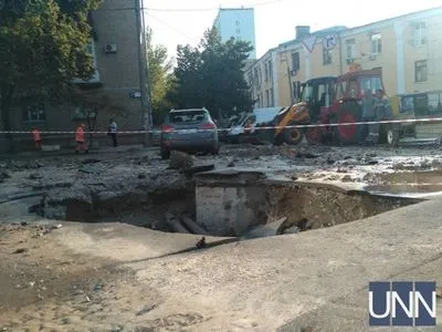 Розбита автівка і залита площа: у центрі Києва прорвало трубу
