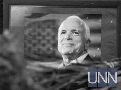 До посольства США у Києві несуть квіти у пам'ять про Маккейна