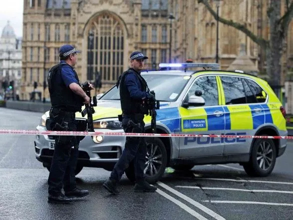 В Лондоне автомобиль въехал в автобусную остановку: есть пострадавшие