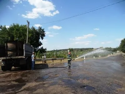 В Черкасской области грузовик, перевозивший химическую жидкость, попал в ДТП