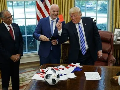 Трамп "получил" от главы FIFA желтую и красную карточки