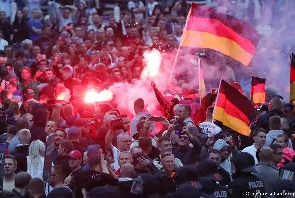 Из-за нацистского приветствия в отношении десяти демонстрантов в Германии возбуждены дела