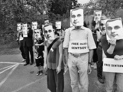 Под посольством РФ в Праге провели "тихий протест" в поддержку Сенцова