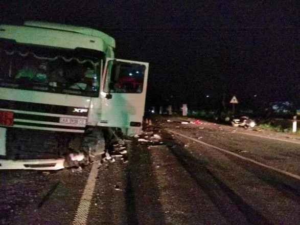 Неподалеку от Львова столкнулись легковушка и грузовик: есть погибший