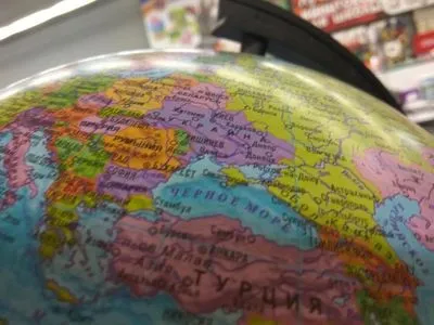 В Беларуси продают глобусы с "российским Крымом"