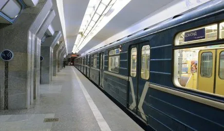 u-kharkivskomu-metro-nevidomiy-nozhem-poraniv-zhinku