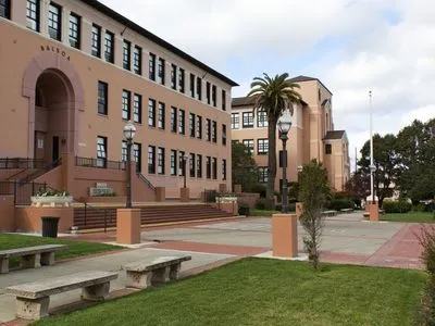 CBS: полиция проверяет сообщение о стрельбе в школе в Сан-Франциско
