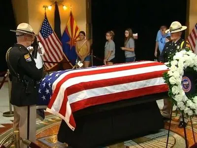 В США почтить память Маккейна пришли тысячи людей