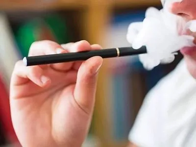 Каждый 10-й украинский подросток выкурил первую электронную сигарету до 15 лет - опрос