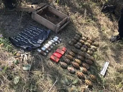 Тайник с боеприпасами нашли на кладбище возле линии разграничения