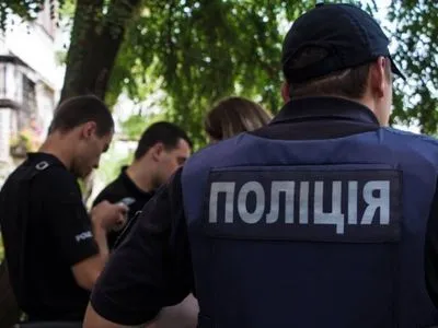 В Киеве мужчина с детьми забаррикадировался в квартире и угрожает применить оружие