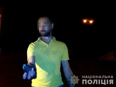 Чоловік погрожував перехожим гранатою на Дніпропетровщині