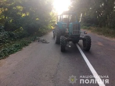 Под Черновцами подросток на велосипеде попал под колеса трактора