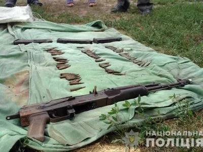 В Донецкой области в тайнике боевика нашли украденный из Крыма автомат