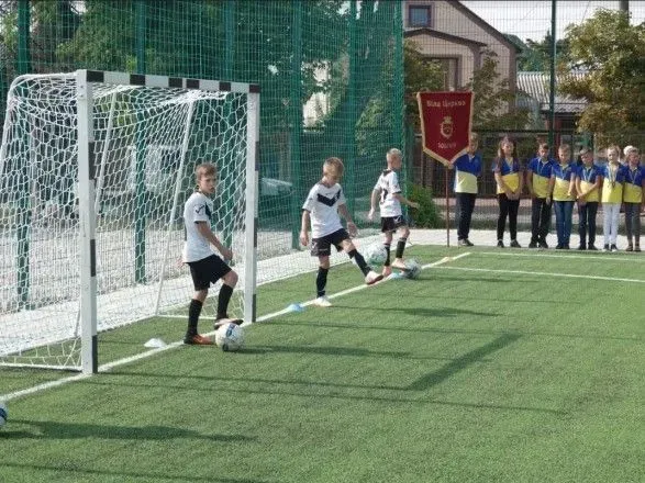 Белая Церковь: для маленьких футболистов построили новое футбольное поле