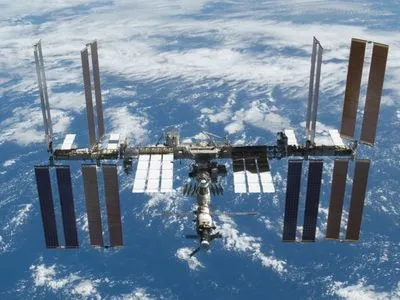 Экипаж МКС завершил ремонт пробоины на корабле "Союз" - СМИ