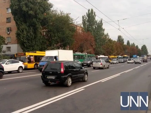 Через ДТП зупинились тролейбуси біля Дегтярівського шляхопроводу