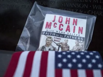 Маккейна поховали на території Військово-морської академії США