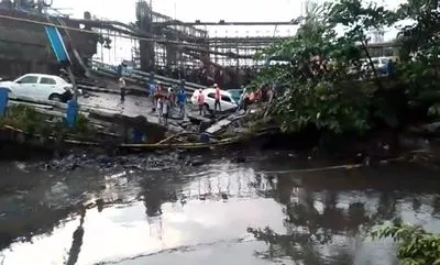 В Индии обрушился мост: есть жертвы
