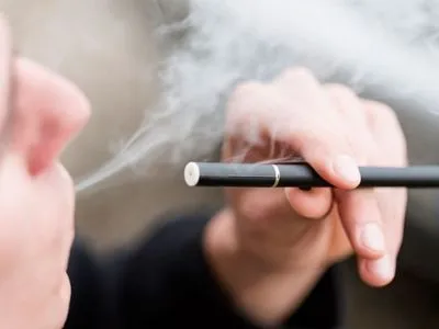 США: електронні сигарети користуються популярністю у підлітків