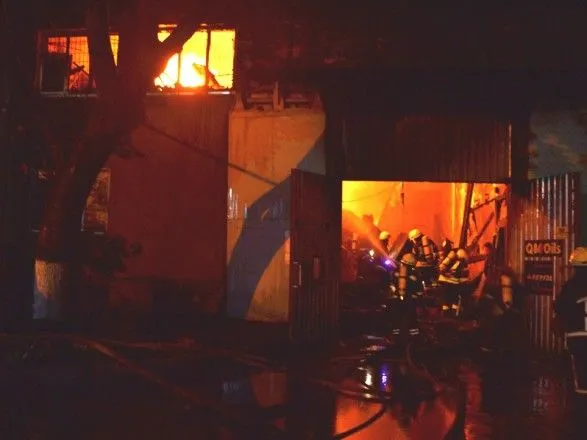 Пожежа спровокувала вибухи на СТО в Одесі: постраждали рятувальники