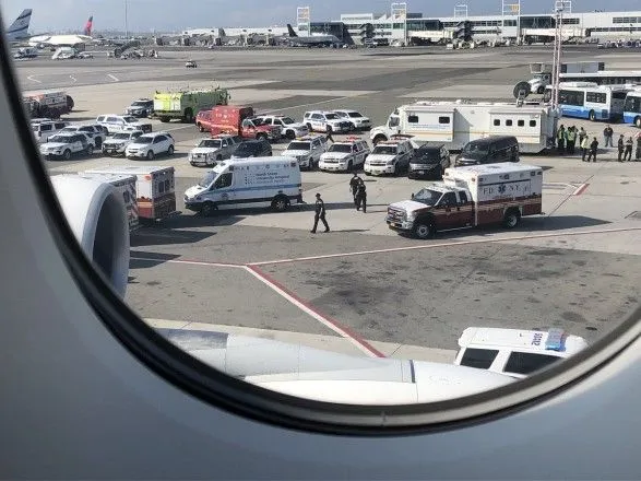 В аэропорту США самолет, на котором 100 людям стало плохо, поместили под карантин