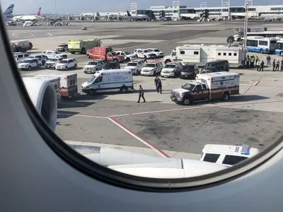 В аеропорту США літак, на якому 100 людям стало зле, помістили під карантин