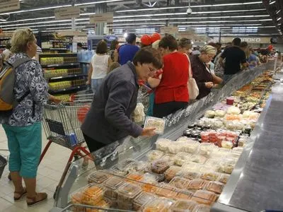 Более половины денег украинцы тратят на питание
