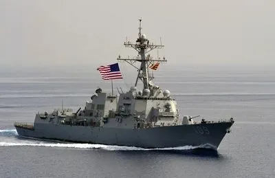 Эсминец ВМС США перехватил в Аденском заливе непознанное судно с 2,5 тыс. АК-47
