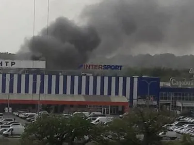 В Киеве на Теремках большой пожар у строительного гипермаркета