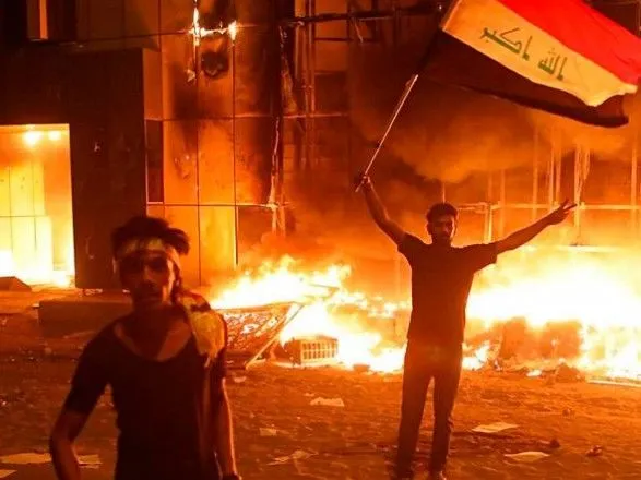 Власти Ирака объявили режим ЧП в Басре на фоне массовых демонстраций