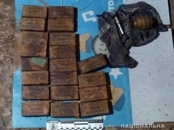 На Одещині чоловік намагався продати гранату та тротилові шашки