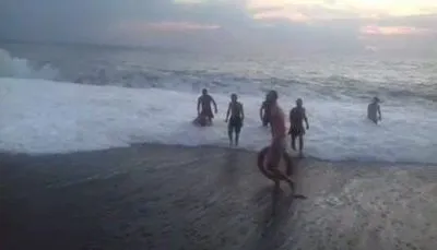 На Черном море разбушевался шторм: с пляжей Грузии спасают людей
