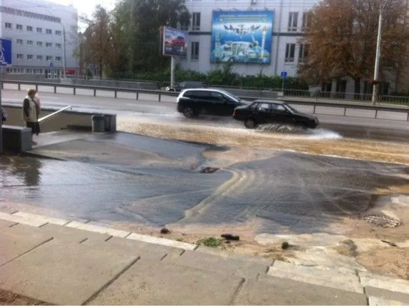 Столичный проспект Победы затопило из-за прорыва водопровода