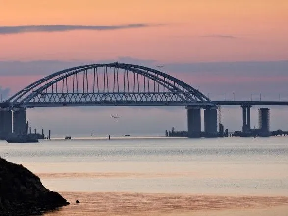 Плавкран повредил Керченский мост к оккупированному Крыму